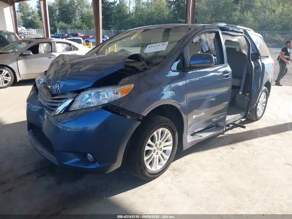 5TDYK3DC1GS762778 2016 TOYOTA SIENNA - Image 2