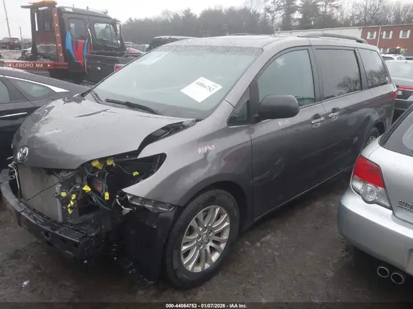 5TDYK3DC2GS694703 2016 TOYOTA SIENNA - Image 2