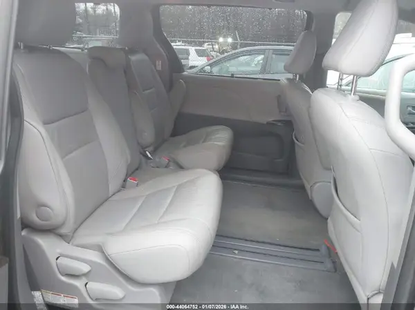 5TDYK3DC2GS694703 2016 TOYOTA SIENNA - Image 8
