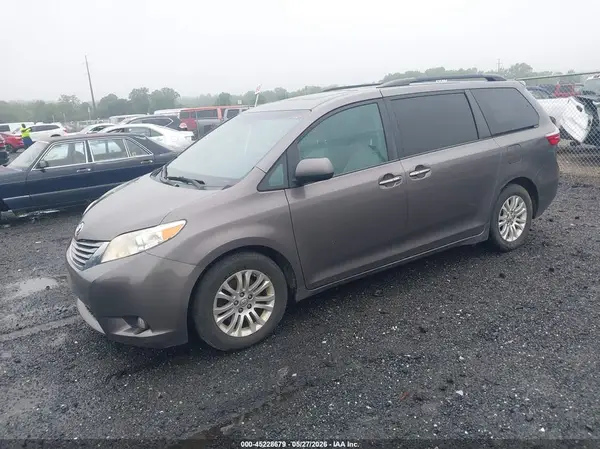 5TDYK3DC2GS695608 2016 TOYOTA SIENNA - Image 2