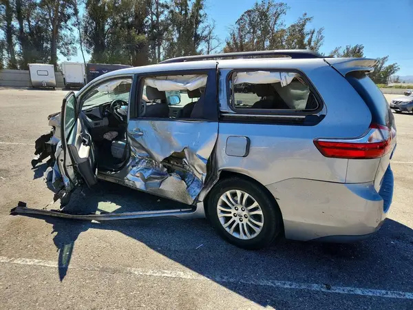5TDYK3DC2GS701164 2016 TOYOTA SIENNA - Image 2