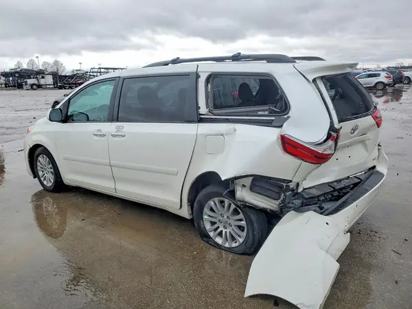 5TDYK3DC2GS702069 2016 TOYOTA SIENNA - Image 2
