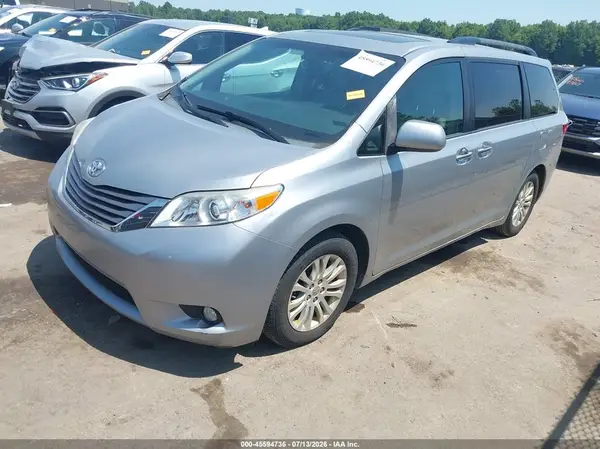 5TDYK3DC2GS709071 2016 TOYOTA SIENNA - Image 2