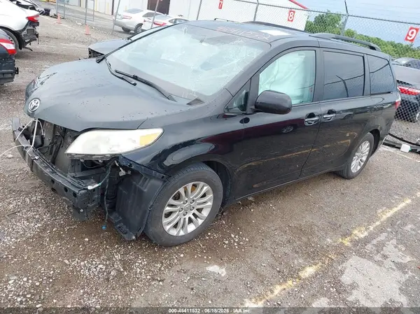 5TDYK3DC2GS710544 2016 TOYOTA SIENNA - Image 2