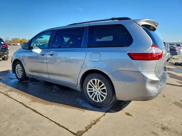 5TDYK3DC2GS711905 2016 TOYOTA SIENNA - Image 2