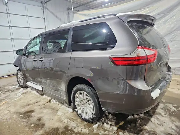5TDYK3DC2GS718000 2016 TOYOTA SIENNA - Image 2