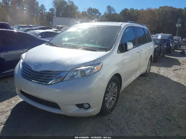 5TDYK3DC2GS720555 2016 TOYOTA SIENNA - Image 2