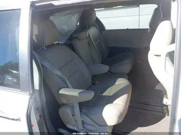 5TDYK3DC2GS720555 2016 TOYOTA SIENNA - Image 8
