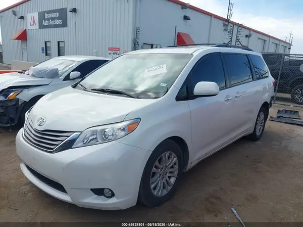 5TDYK3DC2GS723505 2016 TOYOTA SIENNA - Image 2