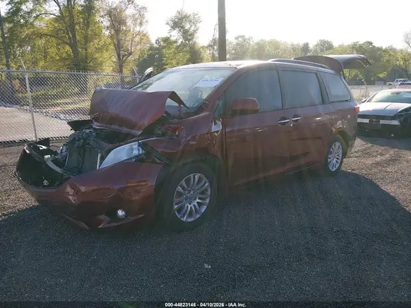 5TDYK3DC2GS723536 2016 TOYOTA SIENNA - Image 2