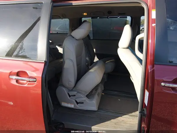 5TDYK3DC2GS723536 2016 TOYOTA SIENNA - Image 8