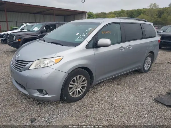 5TDYK3DC2GS730101 2016 TOYOTA SIENNA - Image 2