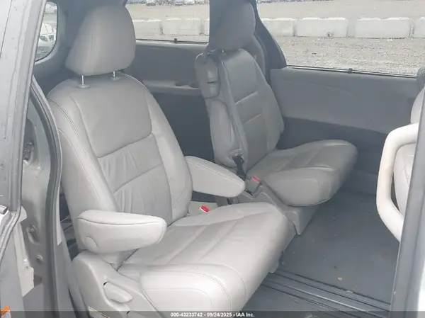 5TDYK3DC2GS730101 2016 TOYOTA SIENNA - Image 8