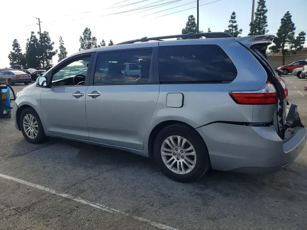 5TDYK3DC2GS735170 2016 TOYOTA SIENNA - Image 2