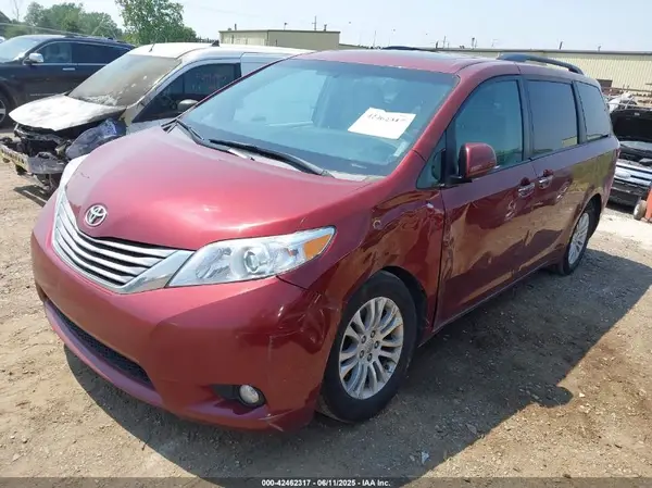 5TDYK3DC2GS738764 2016 TOYOTA SIENNA - Image 2