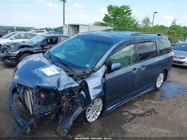 5TDYK3DC2GS739042 2016 TOYOTA SIENNA - Image 2