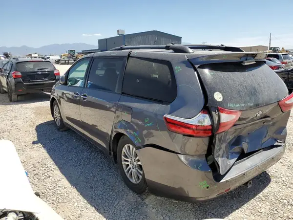5TDYK3DC2GS740241 2016 TOYOTA SIENNA - Image 2