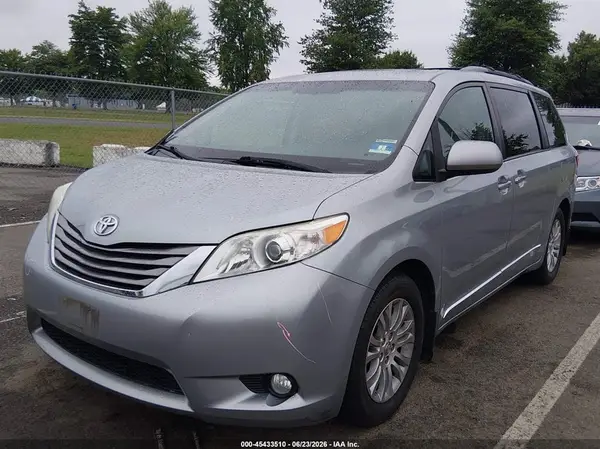 5TDYK3DC2GS741051 2016 TOYOTA SIENNA - Image 2