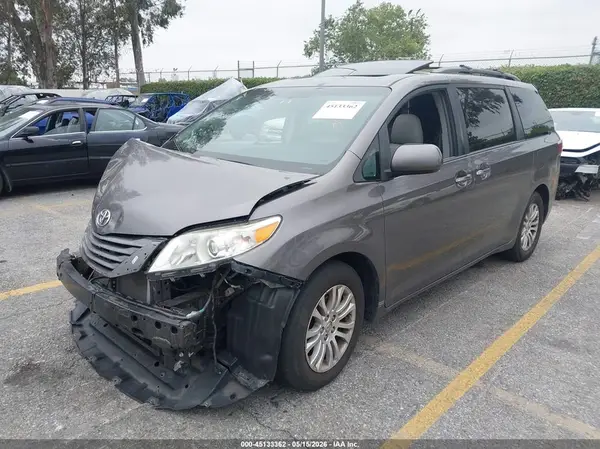 5TDYK3DC2GS741132 2016 TOYOTA SIENNA - Image 2