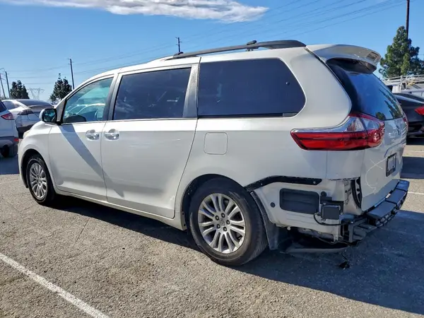 5TDYK3DC2GS746654 2016 TOYOTA SIENNA - Image 2