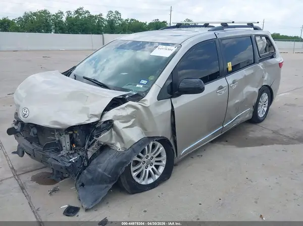 5TDYK3DC2GS750249 2016 TOYOTA SIENNA - Image 2