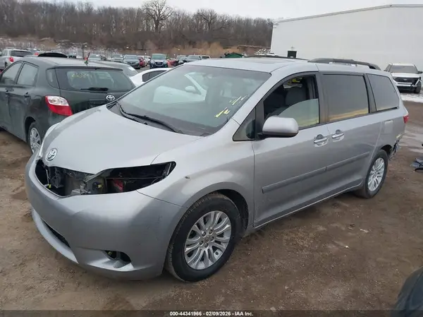 5TDYK3DC2GS754267 2016 TOYOTA SIENNA - Image 2