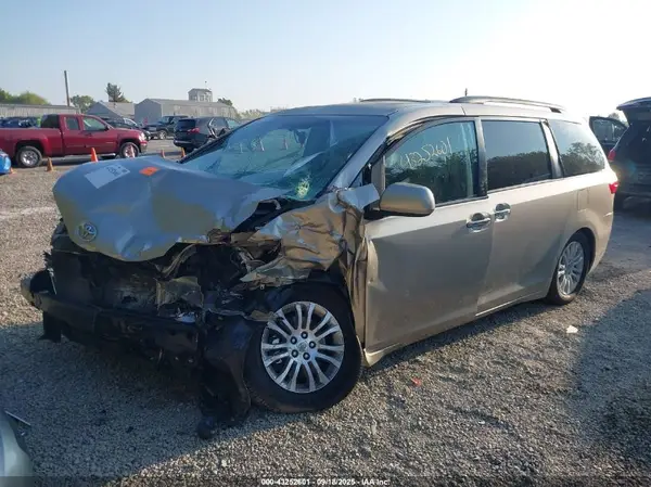 5TDYK3DC2GS754351 2016 TOYOTA SIENNA - Image 2