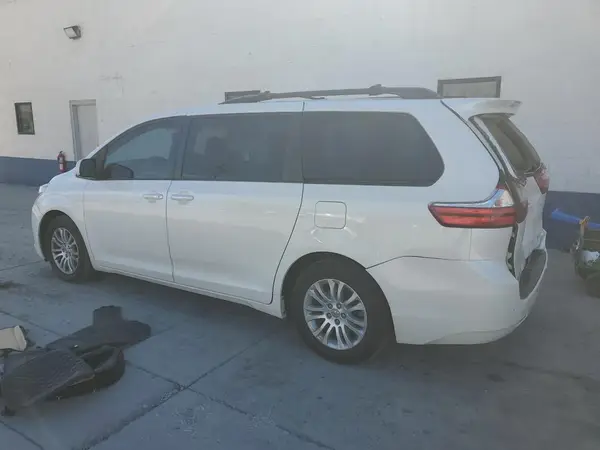 5TDYK3DC2GS755161 2016 TOYOTA SIENNA - Image 2