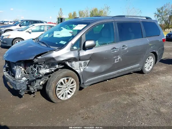 5TDYK3DC2GS757055 2016 TOYOTA SIENNA - Image 2