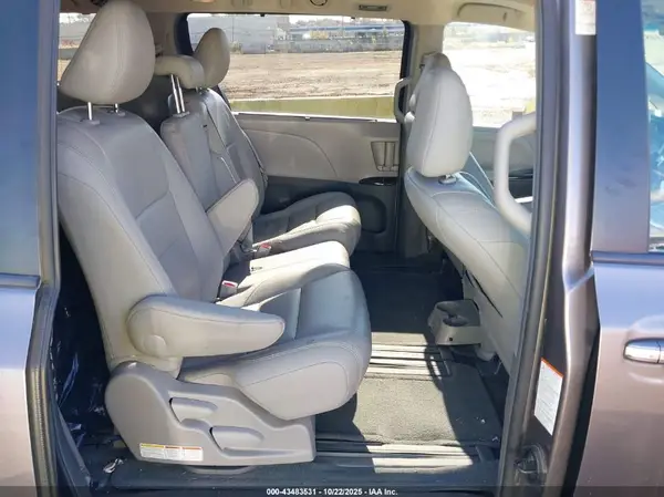 5TDYK3DC2GS757055 2016 TOYOTA SIENNA - Image 8