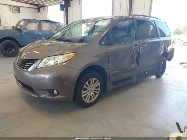 5TDYK3DC2GS761946 2016 TOYOTA SIENNA - Image 2