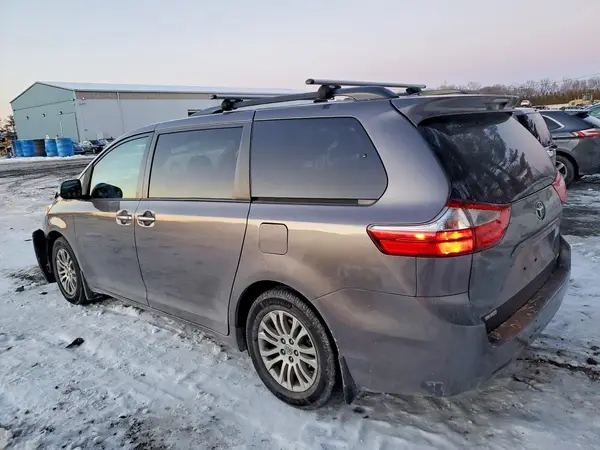 5TDYK3DC2GS764684 2016 TOYOTA SIENNA - Image 2