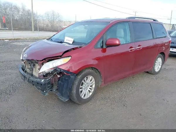 5TDYK3DC3GS692619 2016 TOYOTA SIENNA - Image 2