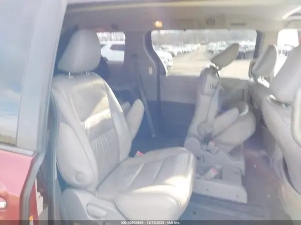 5TDYK3DC3GS692619 2016 TOYOTA SIENNA - Image 8