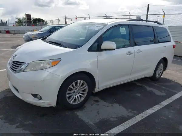5TDYK3DC3GS699067 2016 TOYOTA SIENNA - Image 2