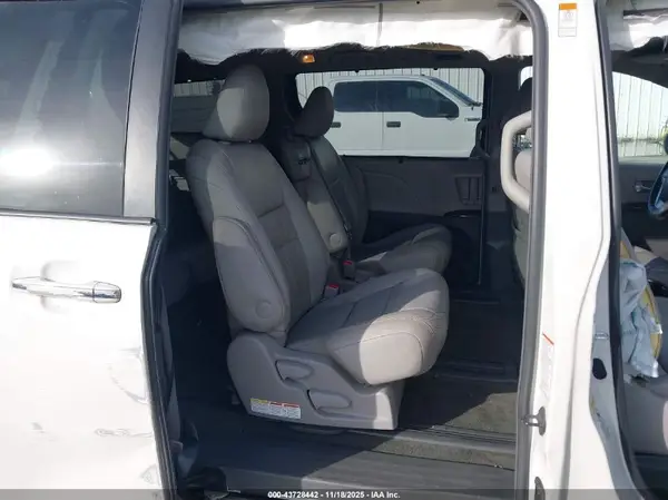5TDYK3DC3GS699067 2016 TOYOTA SIENNA - Image 8