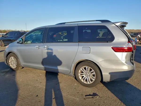 5TDYK3DC3GS701500 2016 TOYOTA SIENNA - Image 2