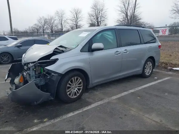 5TDYK3DC3GS708043 2016 TOYOTA SIENNA - Image 2