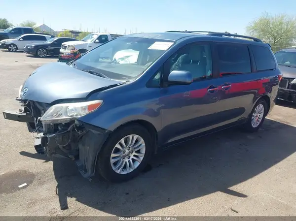 5TDYK3DC3GS714537 2016 TOYOTA SIENNA - Image 2