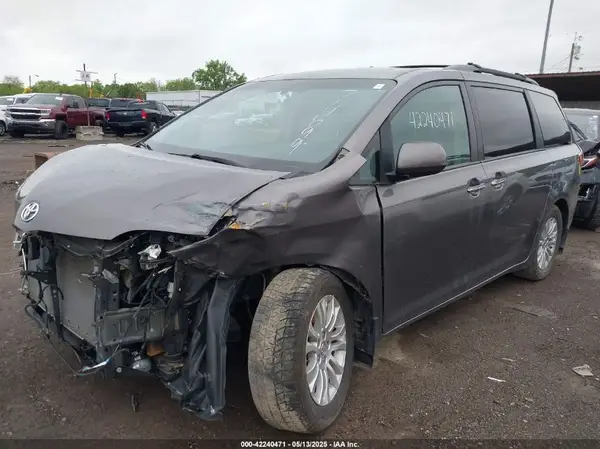 5TDYK3DC3GS714599 2016 TOYOTA SIENNA - Image 2