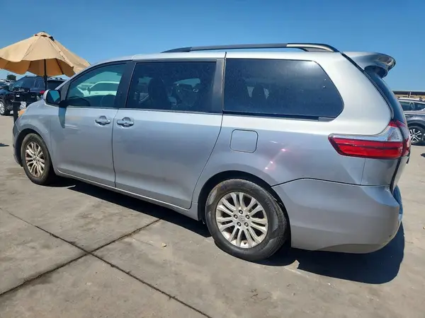5TDYK3DC3GS716241 2016 TOYOTA SIENNA - Image 2