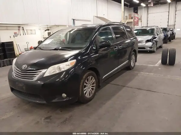 5TDYK3DC3GS716501 2016 TOYOTA SIENNA - Image 2