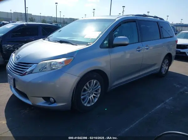 5TDYK3DC3GS718216 2016 TOYOTA SIENNA - Image 2