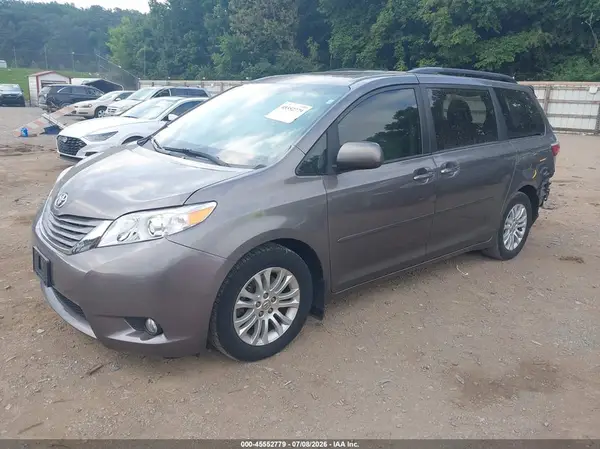 5TDYK3DC3GS729779 2016 TOYOTA SIENNA - Image 2