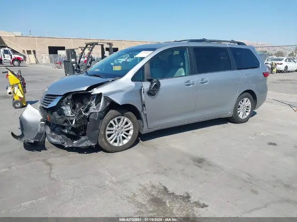 5TDYK3DC3GS732410 2016 TOYOTA SIENNA - Image 2