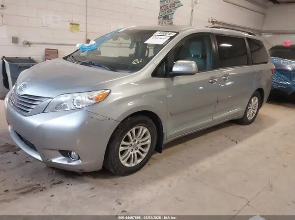 5TDYK3DC3GS732780 2016 TOYOTA SIENNA - Image 2