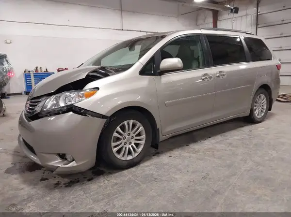 5TDYK3DC3GS737526 2016 TOYOTA SIENNA - Image 2