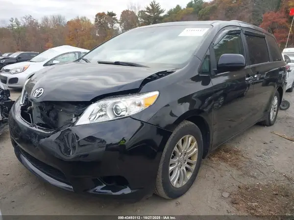 5TDYK3DC3GS739194 2016 TOYOTA SIENNA - Image 2