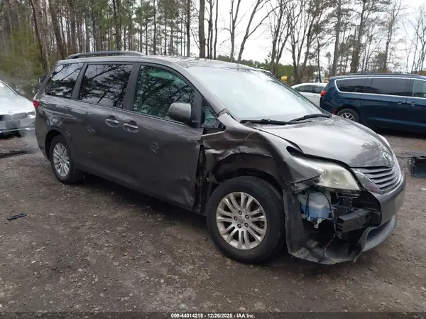 5TDYK3DC3GS741334 2016 TOYOTA SIENNA - Image 1