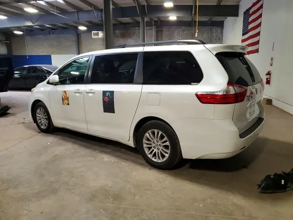 5TDYK3DC3GS744976 2016 TOYOTA SIENNA - Image 2